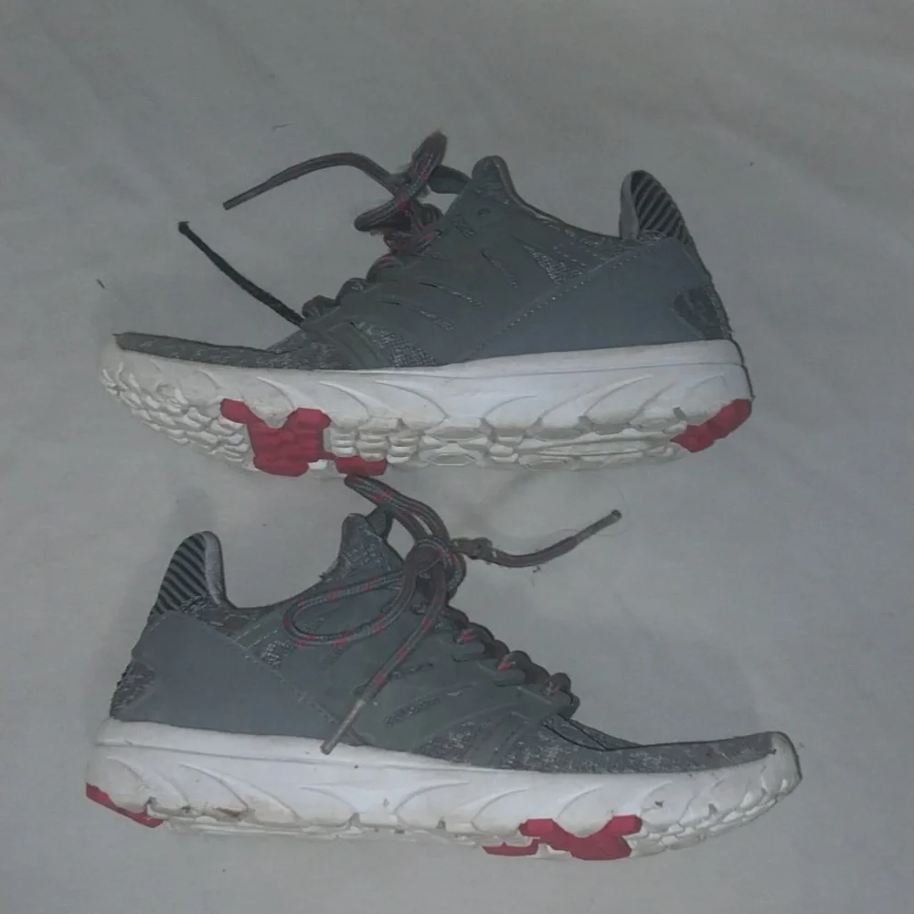 LA Gear Gray and Red Athletic Sneakers Boys 2